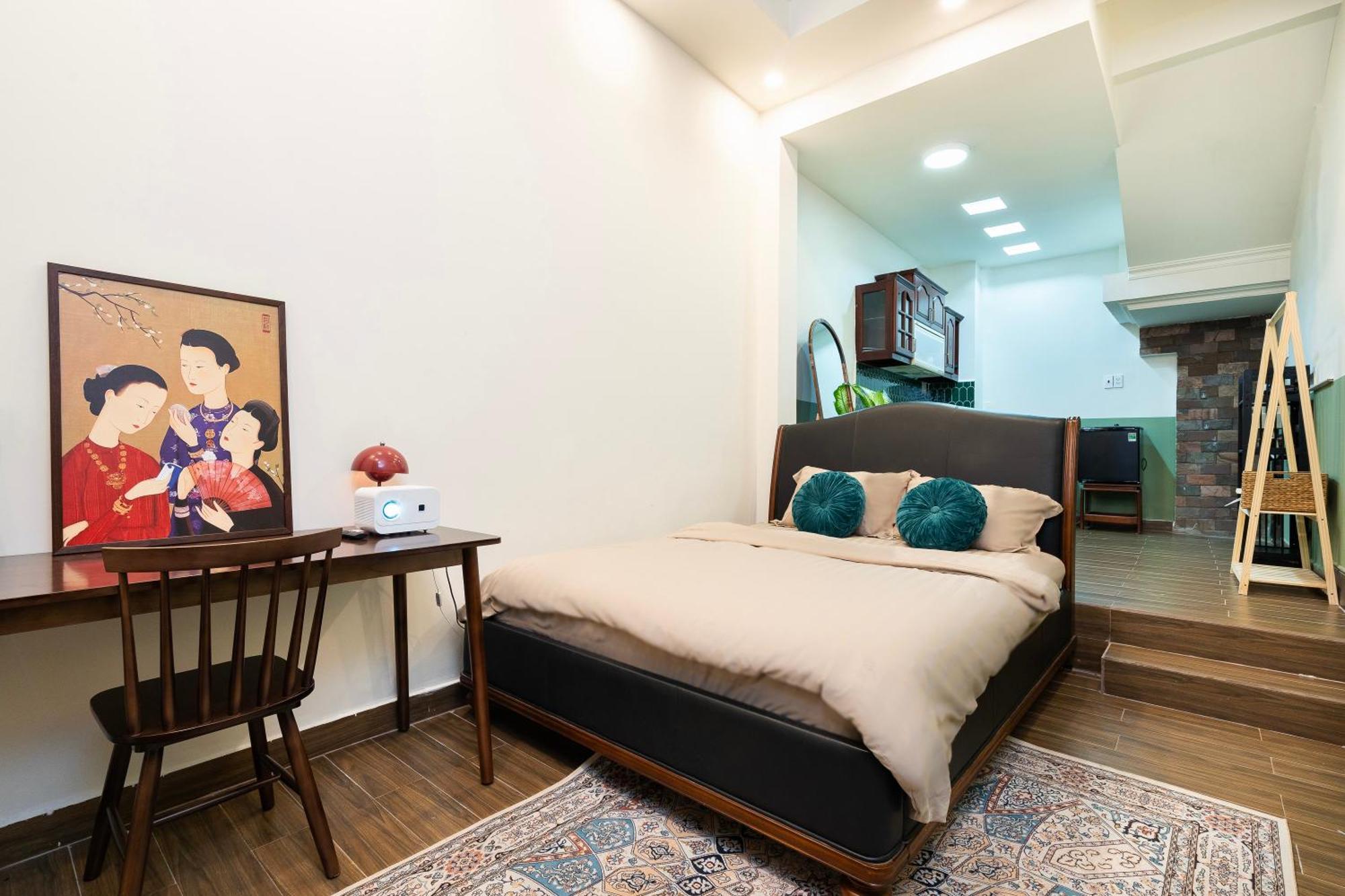 Charming A Little Saigon Apartment - Heart Of Vibrant District 1 *