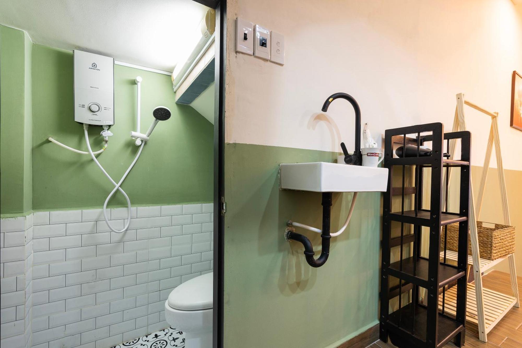 Charming A Little Saigon Apartment - Heart Of Vibrant District 1 *